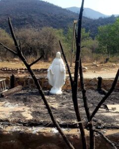 Statua della Madonna è rimasta intatta durante l’incendio.