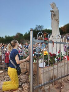 Pellegrino in preghiera sul Podbrdo a Medjugorje 